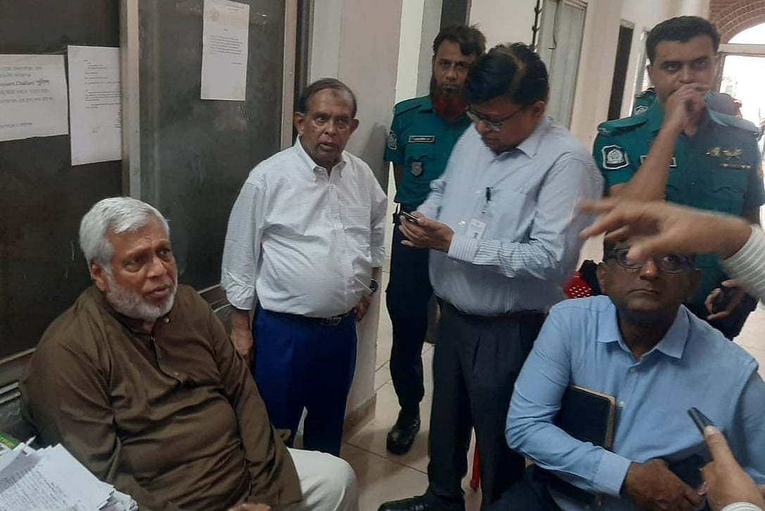 সড়ক পরিবহন ও সেতু মন্ত্রণালয়ের উপদেষ্টা ফাওজুল কবির খান আজ ঢাকার সোহরাওয়ার্দী মেডিকেল কলেজ হাসপাতালে গিয়ে মেট্রোরেলের বিয়ারিং প্যাড পড়ে নিহতের স্বজনদের সান্ত্বনা দেন