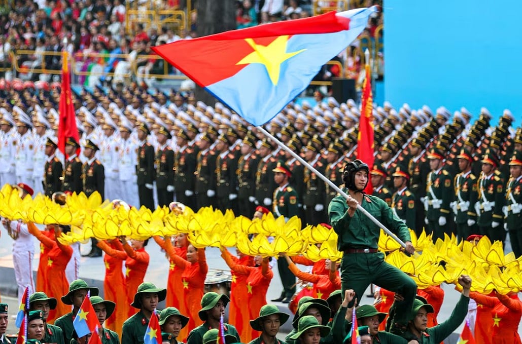 সায়গনের পতনের ৫০ বছর পূর্তি উপলক্ষে ভিয়েতনামে সামরিক প্যারেড। হো চি মিন সিটি, ৩০ এপ্রিল ২০২৫। ১৯৭৫ সালের এই দিনে উত্তর ভিয়েতনামের বাহিনীর হাতে যুক্তরাষ্ট্র সমর্থিত দক্ষিণ ভিয়েতনামের রাজধানী সায়গনের পতনের মধ্য দিয়ে দুই ভিয়েতনাম এক হয়। ভিয়েতনামে দীর্ঘ ২০ বছরের যুদ্ধে পরাজয় ঘটে যুক্তরাষ্ট্রের।