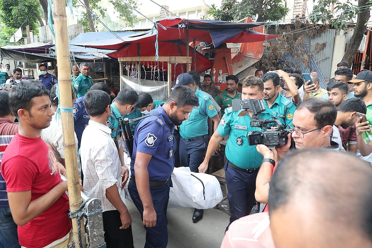 রাজধানীর ফার্মগেট এলাকায় মেট্রোরেলের পিলার থেকে বিয়ারিং প্যাড পড়ে নিহত হন আবুল কালাম। তাঁর মরদেহ নিয়ে যাচ্ছে পুলিশ। গতকাল রোববার দুপুরে