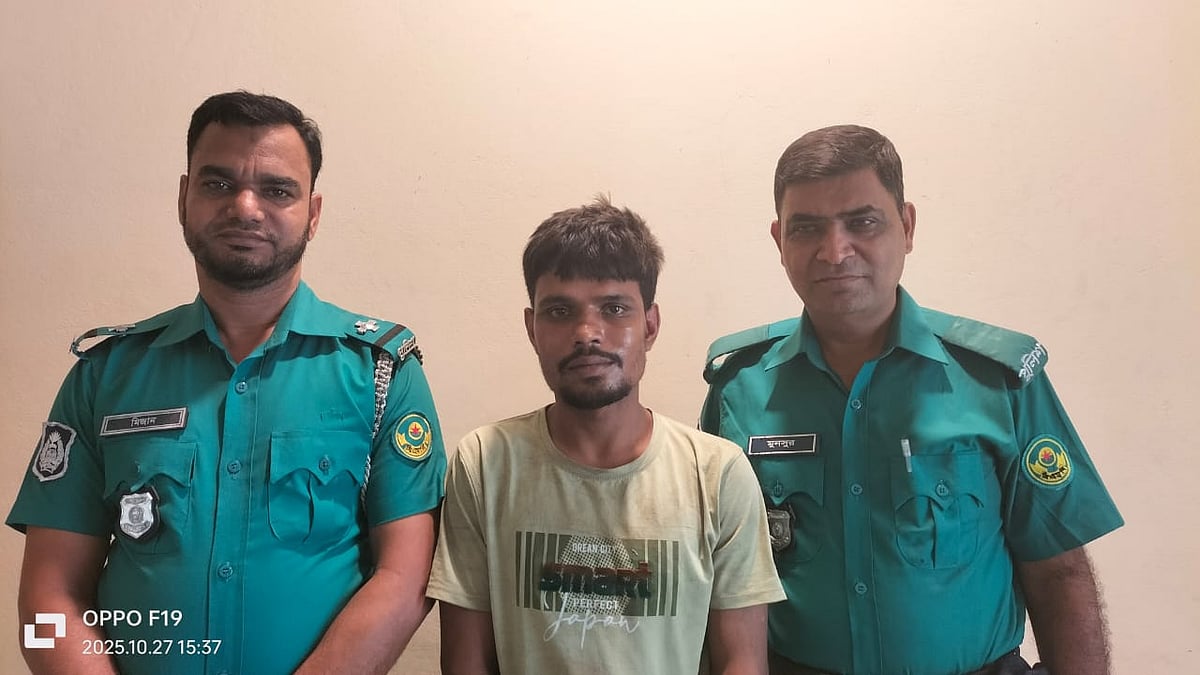 চলন্ত বাসে ছিনতাই চেষ্টার অভিযোগে গ্রেপ্তার  আকবর হোসেন