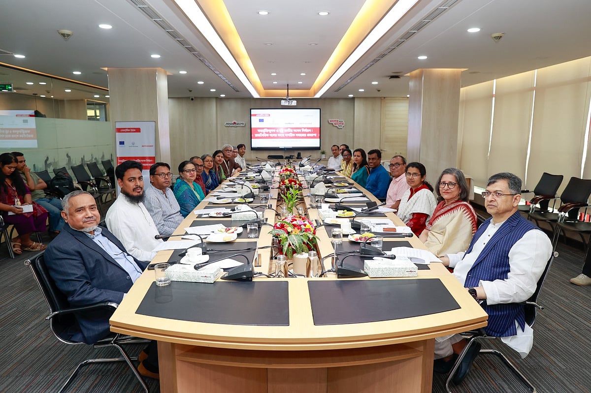 ‘অন্তর্ভুক্তিমূলক ও সুষ্ঠু জাতীয় সংসদ নির্বাচন: রাজনৈতিক দলের কাছে নাগরিক সমাজের প্রত্যাশা’ শীর্ষক গোলটেবিল বৈঠকে বক্তারা। সোমবার বিকেলে রাজধানীর কারওয়ান বাজারে প্রথম আলোর কার্যালয়ে