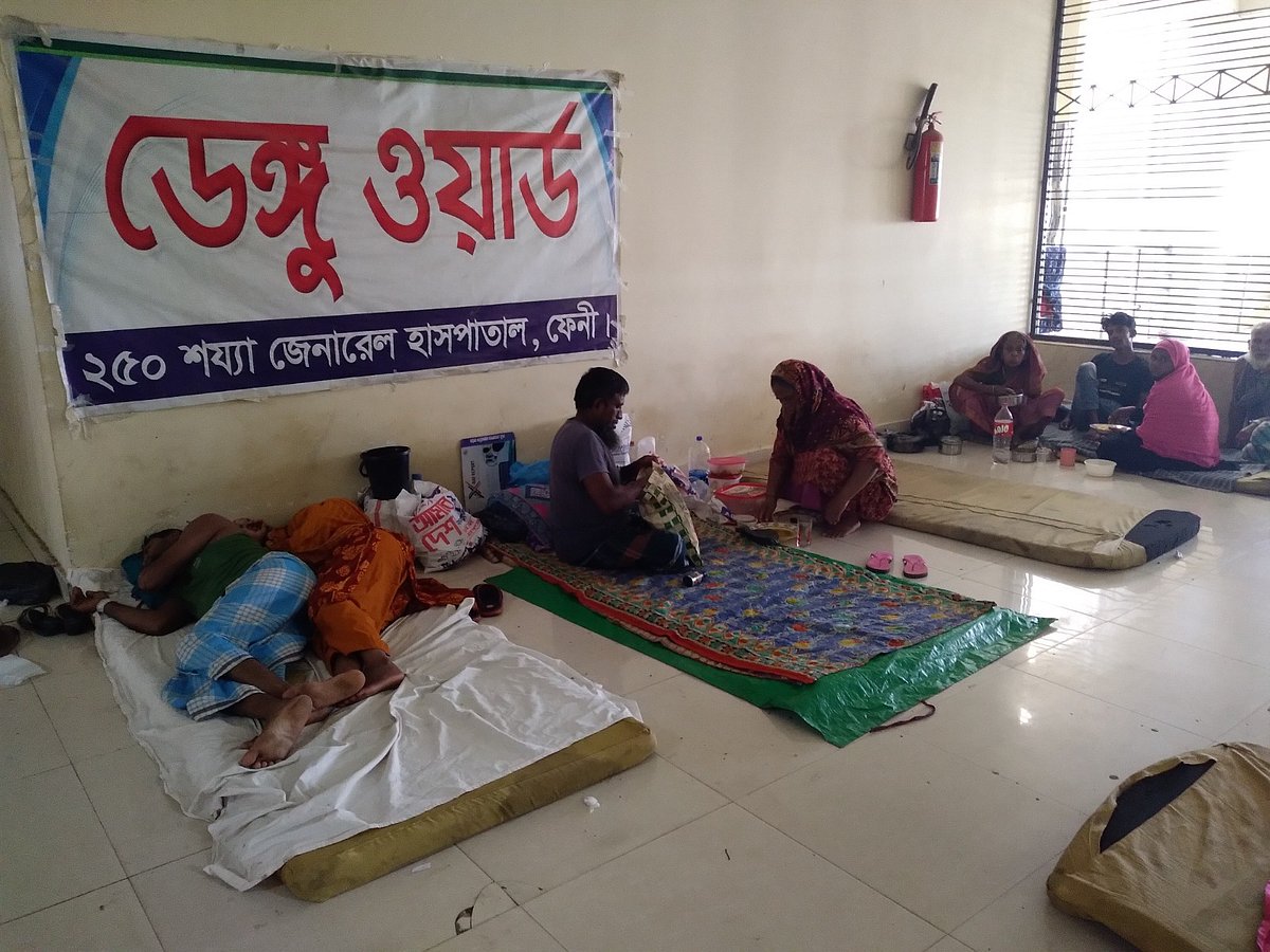 ফেনীর ২৫০ শয্যা  জেনারেল হাসপাতালের মেডিসিন ওয়ার্ডের মেঝেতে চলছে ডেঙ্গু রোগীদের চিকিৎসা। টানানো হয়নি মশারি। শনিবার দুপুরে তোলা