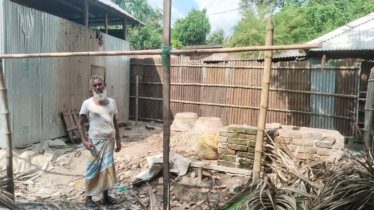 সিরাজুল ইসলামের বাড়িতে আর গরু নেই। গরু রাখার ঘরও সম্প্রতি ভেঙে ফেলেছেন তিনি। ২৫ অক্টোবর রংপুরের পীরগাছার আনন্দী ধনীরাম গ্রামে