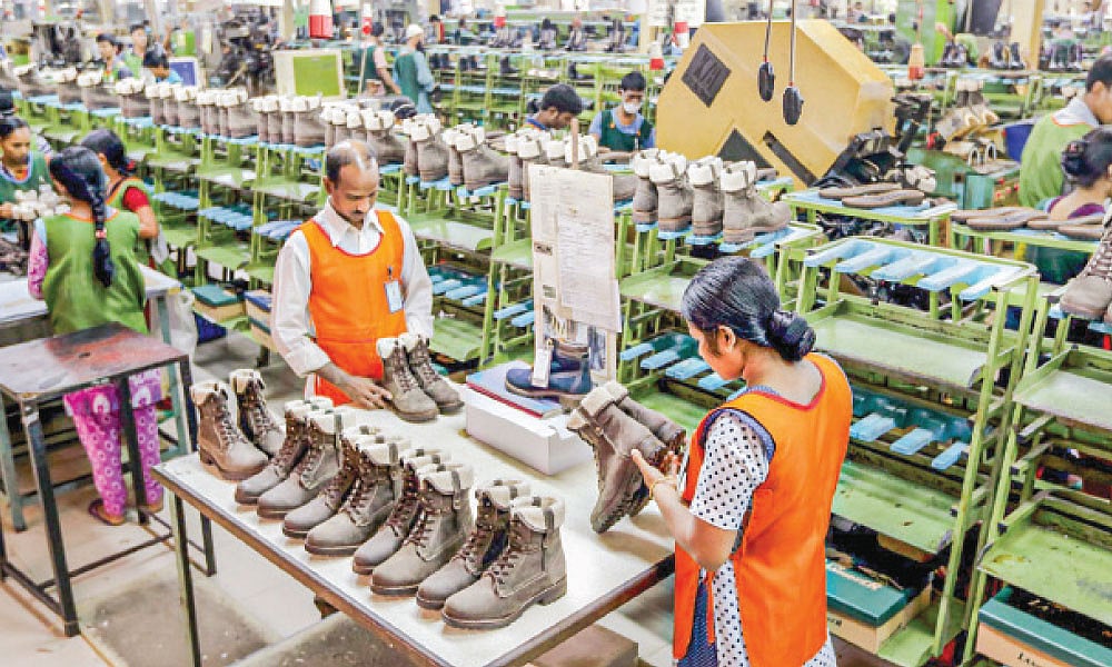 ন্যূনতম সিজিপিএ–২.৫ অথবা দ্বিতীয় শ্রেণিসহ যেকোনো বিষয়ে স্নাতক অথবা সমমানের ডিগ্রি এবং ন্যূনতম তিন বছর কাজের বাস্তব অভিজ্ঞতা। বেশি অভিজ্ঞতাসম্পন্ন প্রার্থীদের ক্ষেত্রে শিক্ষাগত যোগ্যতা শিথিলযোগ্য