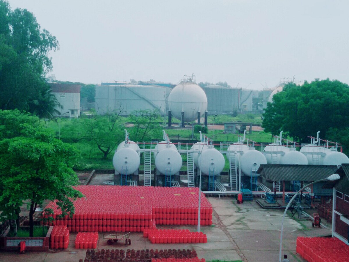 চট্টগ্রাম নগরের পতেঙ্গায় এলপি গ্যাস লিমিটেডে সাজিয়ে রাখা হয়েছে সিলিন্ডার