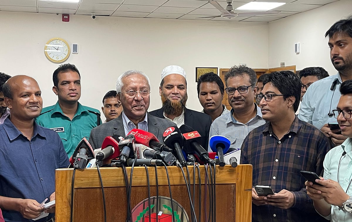 নির্বাচন কমিশনের জ্যেষ্ঠ সচিব আখতার আহমেদ। আজ সোমবার নির্বাচন ভবনে ব্রিফিংয়ে