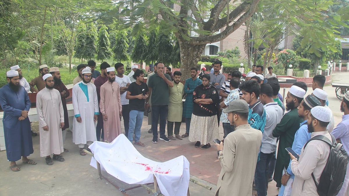 কুষ্টিয়ার ইসলামী বিশ্ববিদ্যালয়ের (ইবি) শিক্ষার্থী সাজিদ আবদুল্লাহ হত্যাকাণ্ডে জড়িত ব্যক্তিদের দ্রুত গ্রেপ্তারের দাবিতে প্রতীকী লাশ নিয়ে গতকাল রোববার ক্যাম্পাসে মৌনমিছিল করেছেন বিশ্ববিদ্যালয়ের শিক্ষার্থীরা