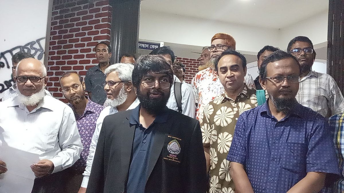 শাকসু নির্বাচন কমিশন ঘোষণার পর শিক্ষার্থীদের উদ্দেশে বক্তব্য দেন উপাচার্য এ এম সরওয়ারউদ্দিন চৌধুরী। আজ সোমবার সন্ধ্যায় বিশ্ববিদ্যালয়ের প্রশাসনিক ভবনের সামনে