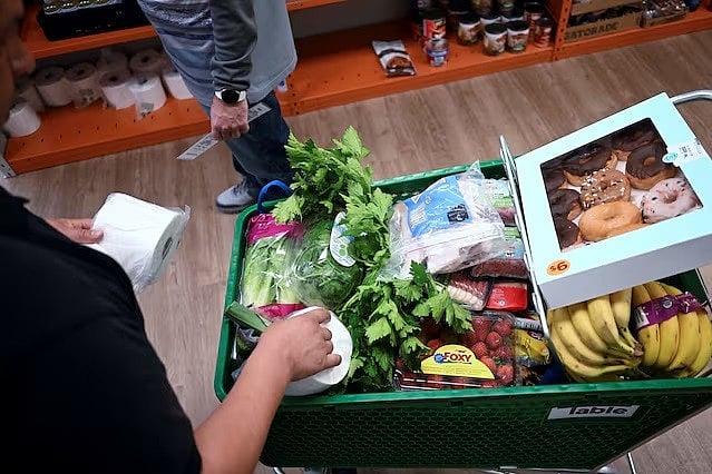 যুক্তরাষ্ট্রের খাদ্যসহায়তার সুবিধাভোগী এক মার্কিন নাগরিক মুদিসামগ্রীসহ নানা পণ্য ট্রলিতে রাখছেন। ২২ অক্টোবর ২০২৫, কলোরাডো