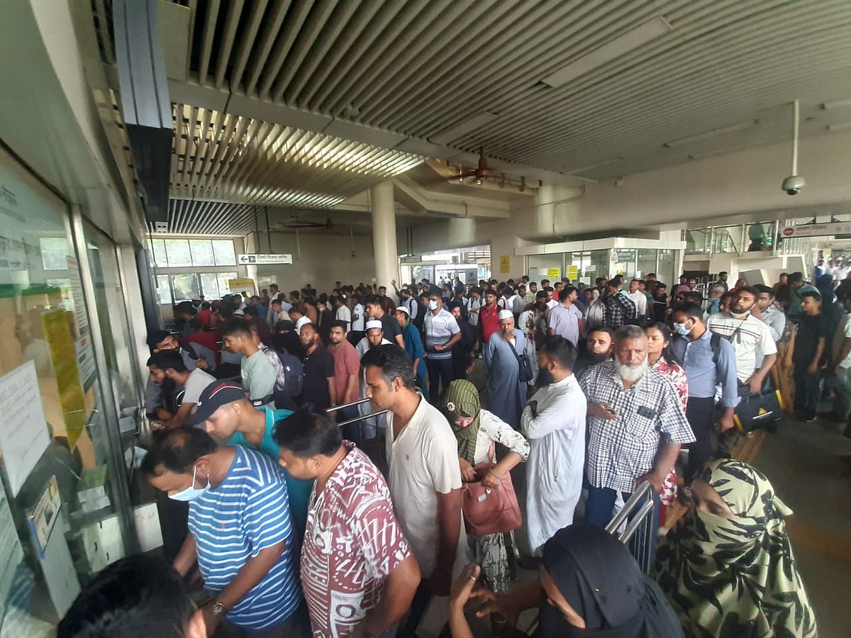 মেট্রোরেল চলাচল স্বাভাবিক হওয়ার পর স্টেশনে টিকিট কিনতে মানুষের ভিড়। আগারগাঁও স্টেশন, ঢাকা