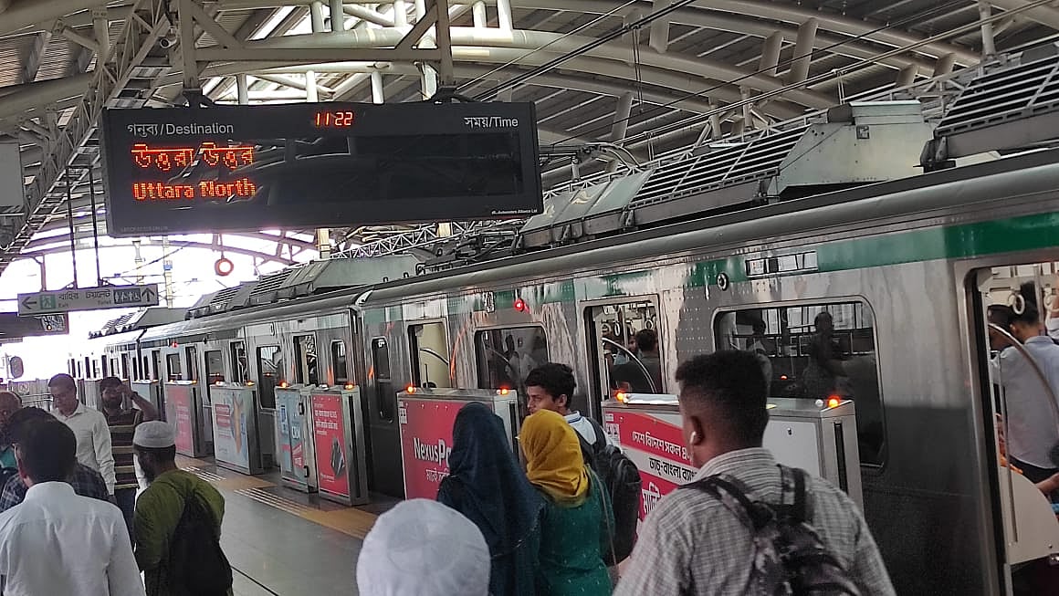 ২৬ অক্টোবর দুর্ঘটনার পর মেট্রোরেল বন্ধ হয়ে গিয়েছিল। পরদিন পুরোদমে চালুর পর কারওয়ান বাজার স্টেশনের দৃশ্য