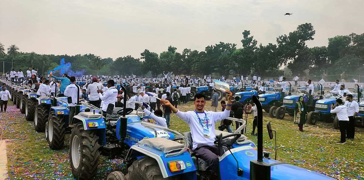 এক দিনে ৩৫০টি সোনালিকা ট্রাক্টর বিক্রি করে গিনেস ওয়ার্ল্ড রেকর্ডসে নাম উঠেছে এসিআই মটরসের। আজ সোমবার দিনাজপুরের গোর–এ–শহীদ কেন্দ্রীয় ঈদগাহ মাঠে আয়োজিত এক অনুষ্ঠানে এসব ট্রাক্টর প্রদর্শন ও হস্তান্তর করা হয়
