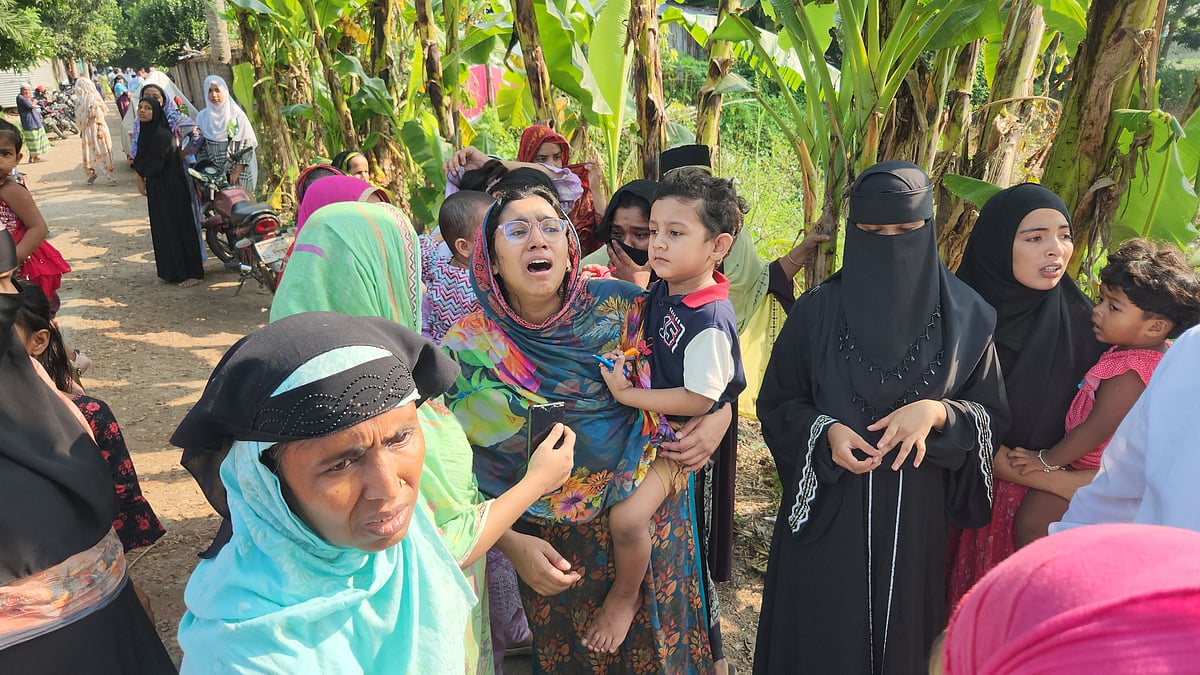 নিহত আবুল কালামের কফিনের পেছনে শিশুসন্তানকে কোলে নিয়ে ছুটছিলেন স্ত্রী আইরিন আক্তার। পরে স্বজনেরা তাঁকে সান্ত্বনা দিয়ে ফেরানোর চেষ্টা করেন। আজ সোমবার সকালে শরীয়তপুরের নড়িয়া উপজেলার ঈশ্বরকাঠি গ্রামে