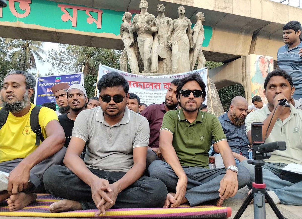 ৫ দফা দাবিতে ১৯ অক্টোবর থেকে অবস্থান কর্মসূচি পালন করছেন চাকরিপ্রত্যাশী প্রতিবন্ধী ব্যক্তিরা। রাজু ভাস্কর্য, ঢাকা বিশ্ববিদ্যালয়, ২৭ অক্টোবর