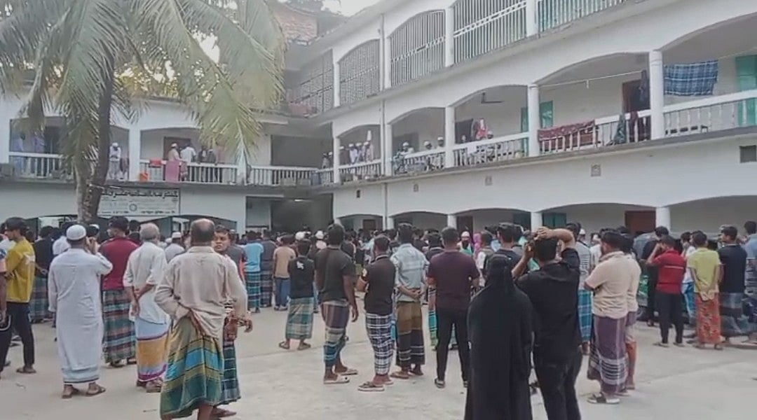 এক শিক্ষার্থীকে গলা কেটে হত্যার ঘটনা শুনে মাদ্রাসায় স্থানীয় বাসিন্দাদের ভিড়। আজ সকালে নোয়াখালীর সোনাইমুড়ী পৌরসভার বাটরা গ্রামে