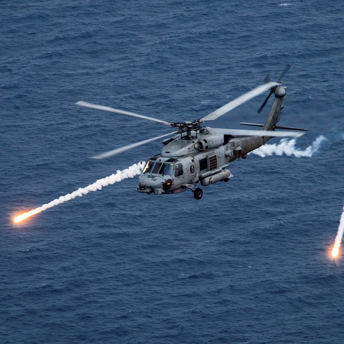 মার্কিন নৌবাহিনীর একটি এমএইচ–৬০আর সিহক হেলিকপ্টার