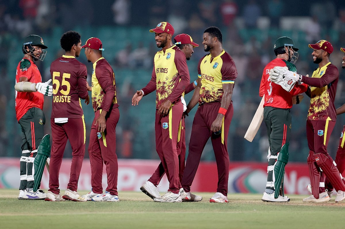 ম্যাচ শেষে হাত মেলাচ্ছেন দুই দলের খেলোয়াড়েরা। আজ চট্টগ্রামে প্রথম টি–টোয়েন্টি শেষে