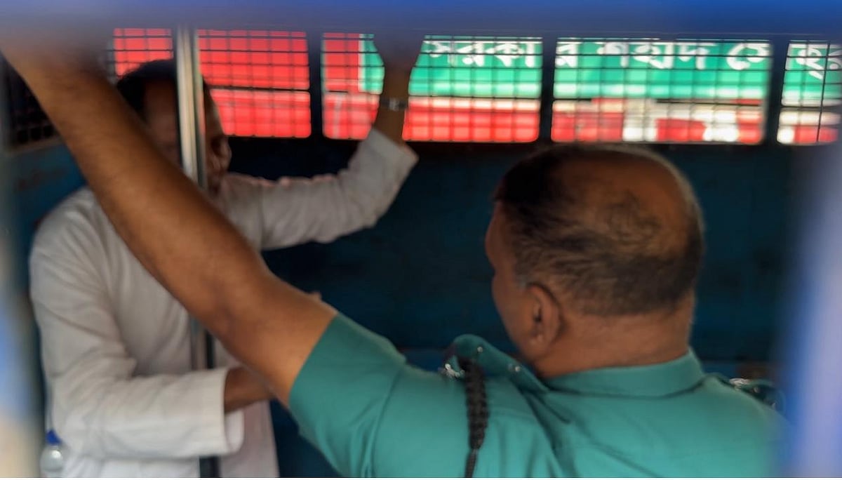 প্রিজন ভ্যানের ভেতরে দাঁড়িয়ে বাইরে অপেক্ষমাণ স্বজনদের সঙ্গে কথা বলতে গেলে হাসানুল হক ইনুকে বসতে বলেন পুলিশ সদস্য। এ নিয়ে দুজনের মধ্যে কথা–কাটাকাটি হয়। আজ সোমবার দুপুরে ঢাকার মহানগর দায়রা জজ আদালতের সামনে