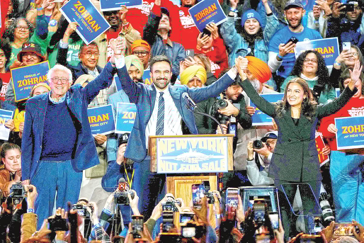 ‘নিউইয়র্ক বিক্রির জন্য নয়’ শীর্ষক এক সমাবেশে শহরের মেয়র প্রার্থী জোহরান মামদানির সঙ্গে মার্কিন সিনেটর বার্নি স্যান্ডার্স (বাঁয়ে) ও কংগ্রেস সদস্য আলেকজান্দ্রিয়া ওকাসিও-কর্তেস। গত রোববার নিউইয়র্কের ফরেস্ট হিলস স্টেডিয়ামে