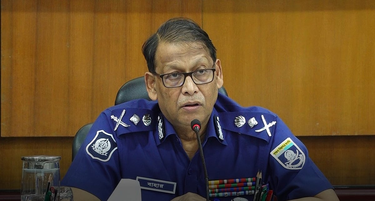 পুলিশ সদর দপ্তরের হল অব প্রাইডে অনুষ্ঠিত বিশেষ অপরাধ পর্যালোচনা সভায় সভাপতি হিসেবে বক্তব্য দেন পুলিশের মহাপরিদর্শক বাহারুল আলম