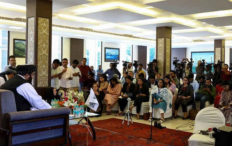 দিল্লি সফরে ভারতীয় সাংবাদিকদের সামনে আফগানিস্তানের তালেবান সরকারের পররাষ্ট্রমন্ত্রী আমির খান মুক্তাকির সংবাদ সম্মেলন।