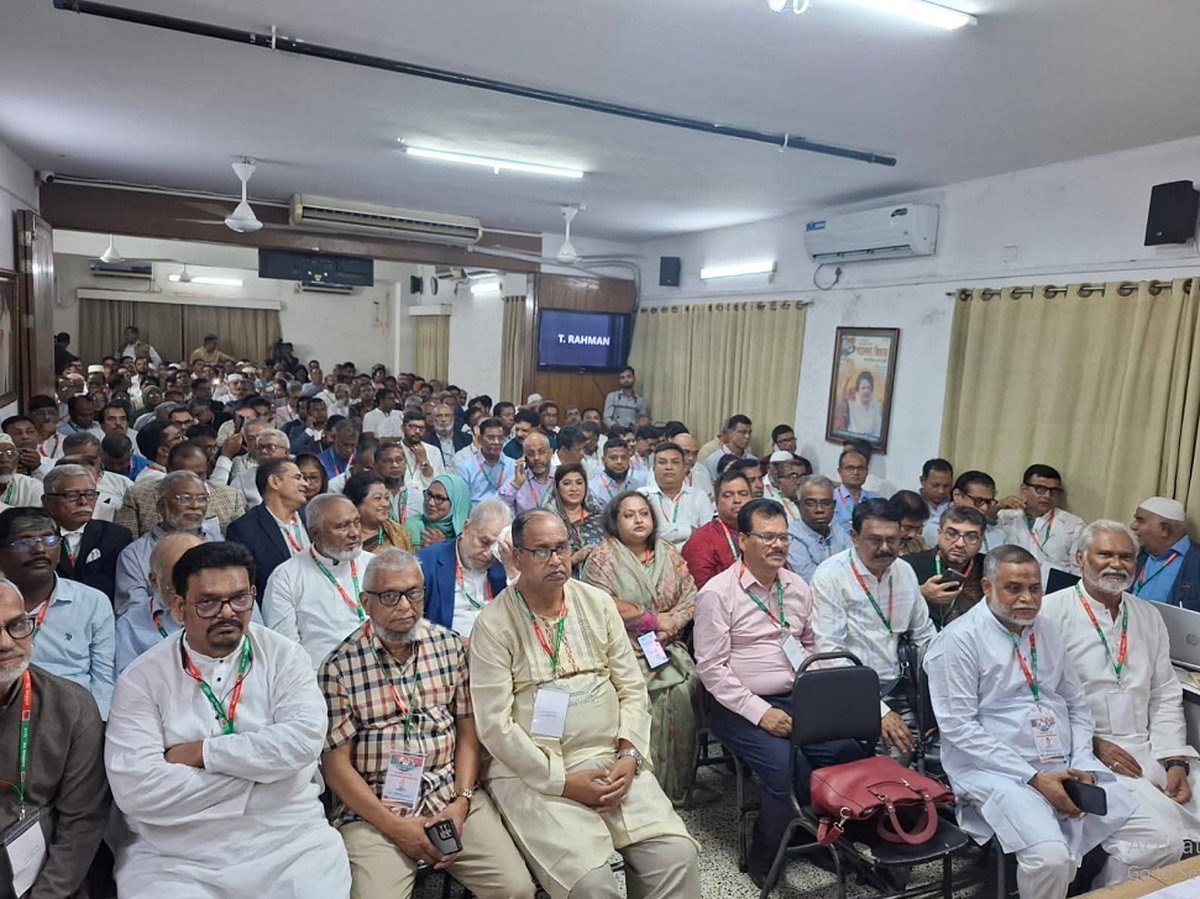 বিএনপির ভারপ্রাপ্ত চেয়ারম্যান তারেক রহমানের সঙ্গে বৈঠকে খুলনা ও সিলেট বিভাগের দলীয় মনোনয়নপ্রত্যাশীরা। আজ সোমবার সন্ধ্যায় ঢাকার গুলশানে বিএনপির চেয়ারপারসনের কার্যালয়ে