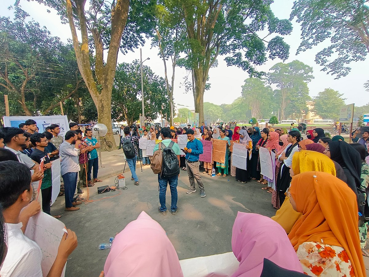 বিশ্ববিদ্যালয়ের প্যারিস রোডে বিক্ষোভ করেন শিক্ষার্থীরা। আজ সোমবার