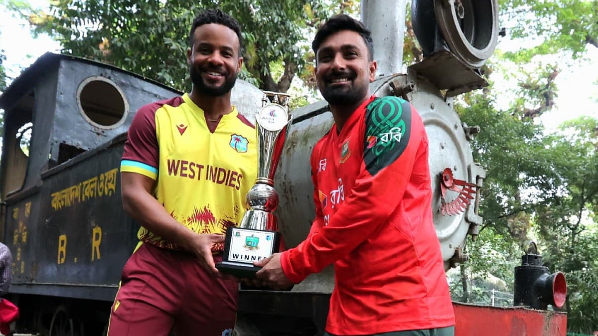 চট্টগ্রামে টি–টোয়েন্টি সিরিজের আগে ট্রফি নিয়ে বাংলাদেশ ও ওয়েস্ট ইন্ডিজ অধিনায়ক লিটন দাস ও শাই হোপ ছবি তুলেছেন শতাব্দীপ্রাচীন রেলওয়ে ভবনের সামনে