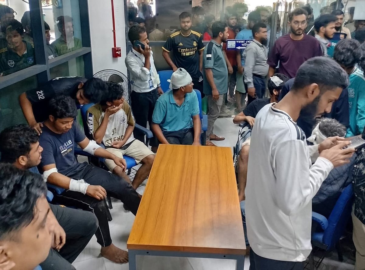 আটকাবস্থা থেকে মুক্তির পর ড্যাফোডিল ইন্টারন্যাশনাল ইউনিভার্সিটির শিক্ষার্থীরা। আজ দুপুর আড়াইটার দিকে ড্যাফোডিল ইন্টারন্যাশনাল ইউনিভার্সিটিতে