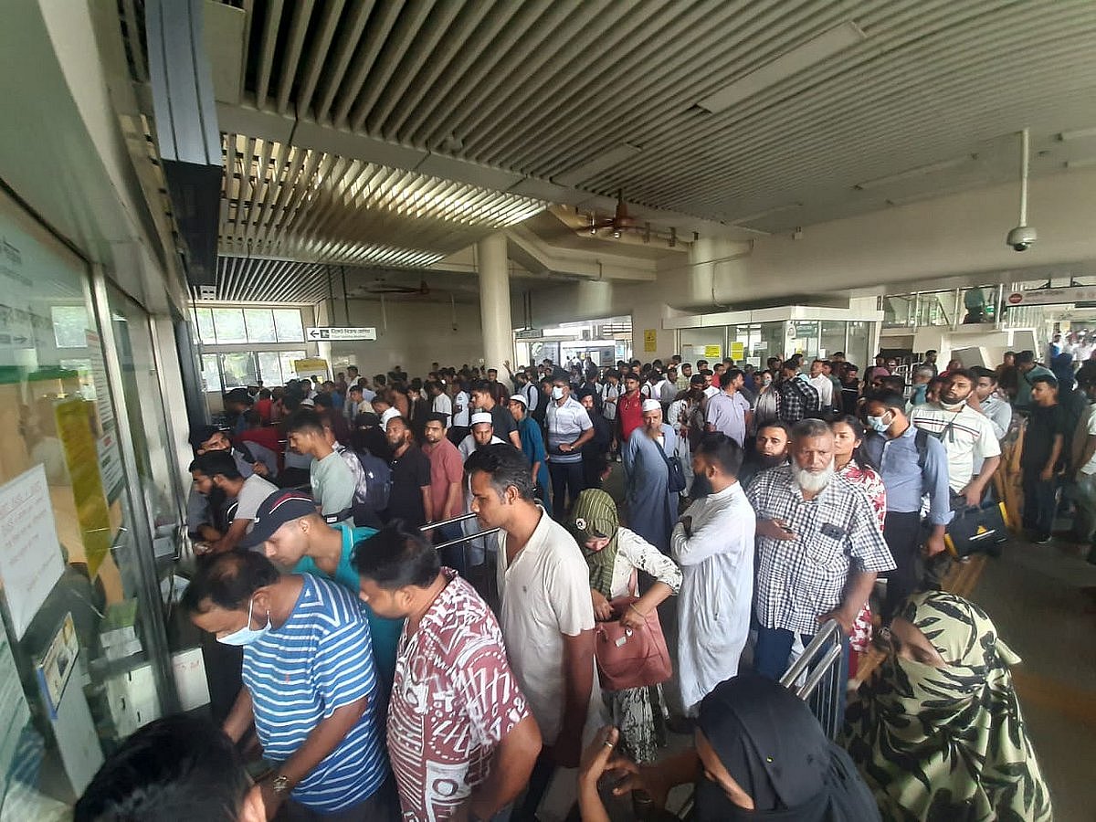 মেট্রোরেল চলাচল স্বাভাবিক হওয়ার পর স্টেশনে টিকিট কিনতে মানুষের ভিড়। আগারগাঁও স্টেশন, ঢাকা