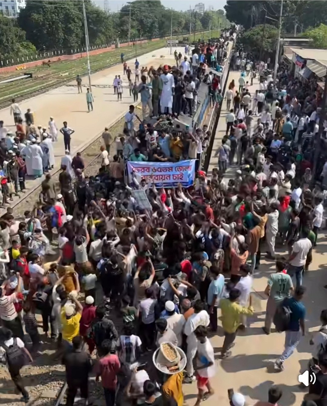 ভৈরবকে জেলা ঘোষণার দাবিতে আজ সোমবার সকাল ১০টা থেকে দুপুর ১২টা পর্যন্ত রেলস্টেশন অবরোধ করে রাখেন আন্দোলনকারীরা। ইঞ্জিনের ওপর উঠে ট্রেনটির নিয়ন্ত্রণ নেওয়ার চেষ্টা চলে