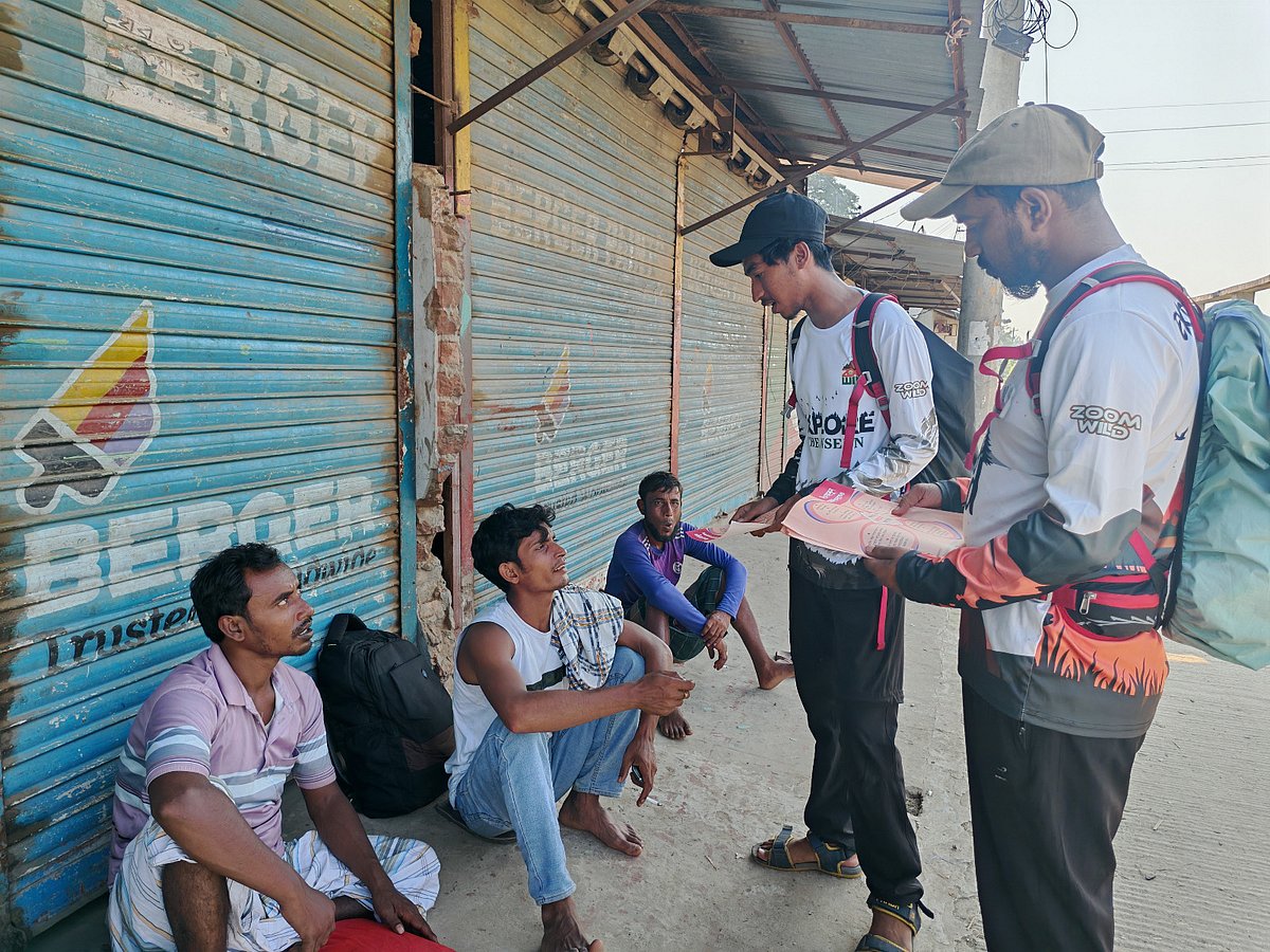 থ্যালাসেমিয়া বিষয়ে প্রচারপত্র মানুষের হাতে তুলে দিচ্ছেন হাসান মুরাদ ও মাহমুদুল হাসান। আজ সকালে চট্টগ্রামের সীতাকুণ্ডে