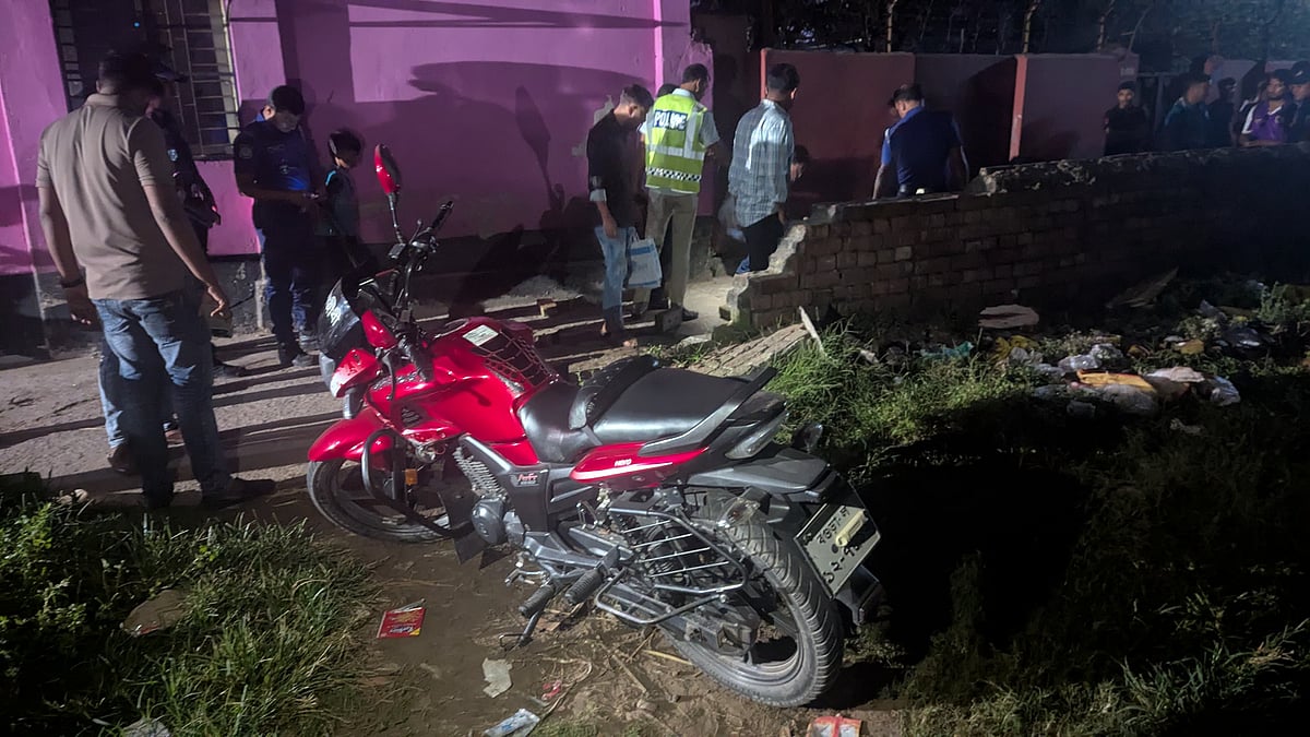 হত্যাকাণ্ডের পর ঘটনাস্থল থেকে দুটি মোটরসাইকেল উদ্ধার করেছে পুলিশ। সোমবার রাতে বগুড়া শহরের সেউজগাড়ী পালপাড়ায়