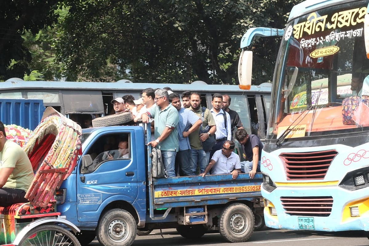 মেট্রোরেল না চলায় পিকআপ ভ্যানে চেপে গন্তব্যে। আজ সোমবার সকাল সাড়ে ১০টায় ঢাকার আগারগাঁওয়ে
