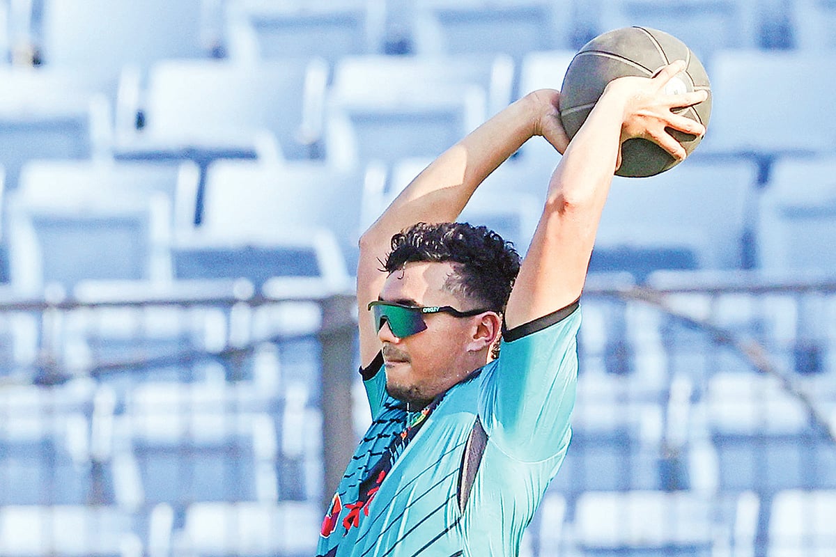 চট্টগ্রামে কাল ছিল বাংলাদেশ দলের ঐচ্ছিক অনুশীলন। সেই ঐচ্ছিক অনুশীলনেও বোলারদের ব্যস্ততা ছিল চোখে পড়ার মতো। চট্টগ্রামের ব্যাটিং–বান্ধব উইকেটে তাঁদের পরীক্ষাটাই যে বড়