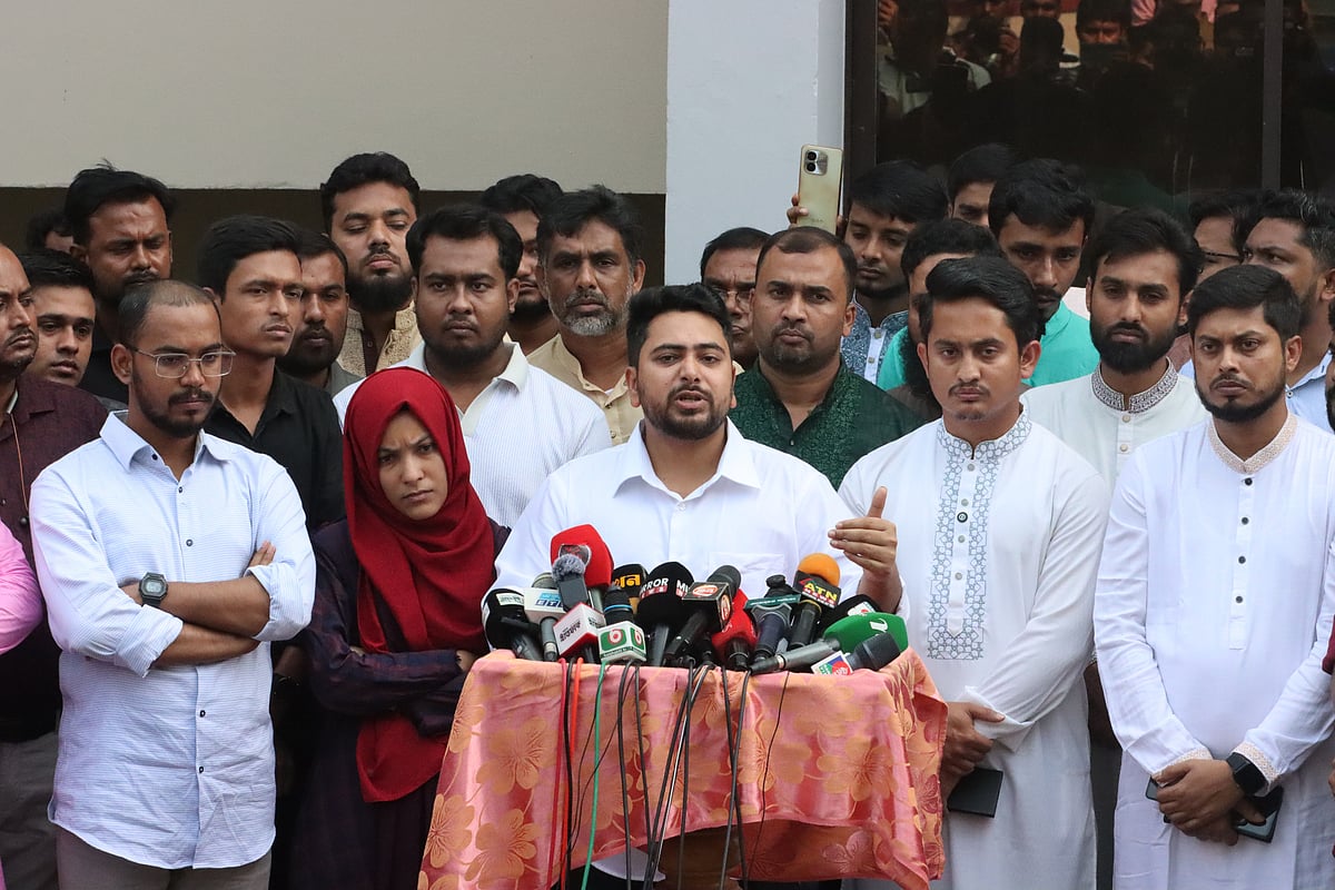 রাজশাহী পর্যটন মোটেলে সাংবাদিকদের সঙ্গে আলাপ করেন নাহিদ ইসলাম। আজ মঙ্গলবার