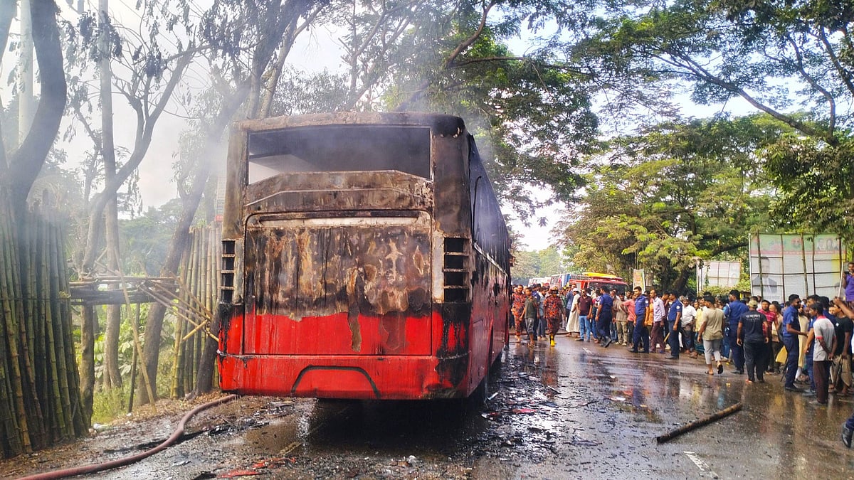 বরিশালের উজিরপুরে ঢাকা-বরিশাল মহাসড়কে বিআরটিসি বাসে হঠাৎ আগুন ধরে যায়। আজ দুপুর ১২টার দিকে বরিশালের উজিরপুর উপজেলার ইচলাদী টোল প্লাজার কাছে