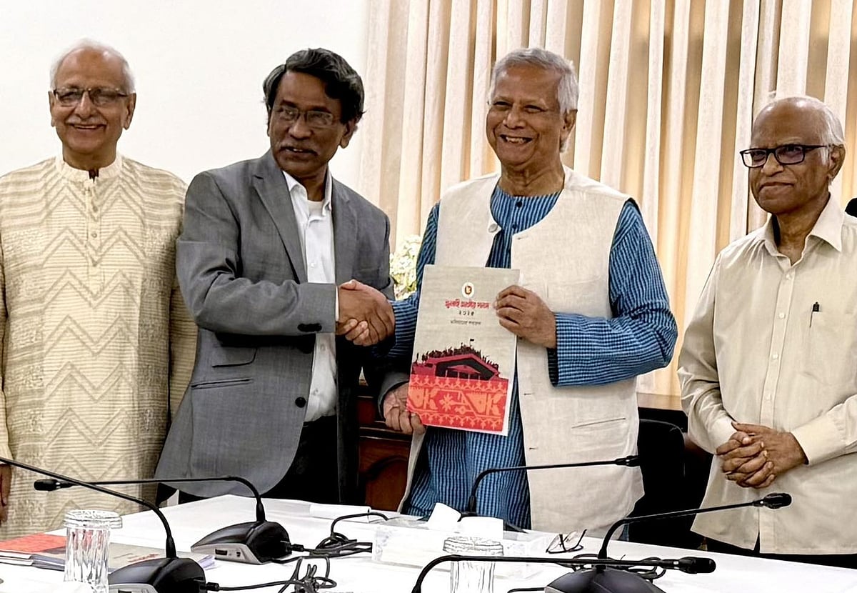 প্রধান উপদেষ্টা অধ্যাপক মুহাম্মদ ইউনূসের হাতে আজ মঙ্গলবার জুলাই সনদ বাস্তবায়নের উপায়–সংক্রান্ত খসড়া তুলে দেন জাতীয় ঐকমত্য কমিশনের সদস্যরা