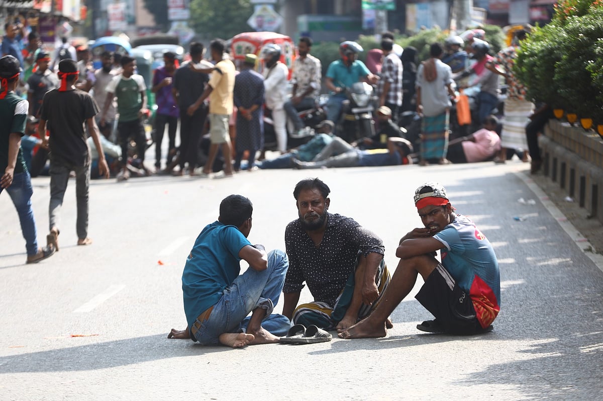 ব্যাটারিচালিত অটোরিকশা চলাচলের ওপর নিষেধাজ্ঞা প্রত্যাহারসহ ১১ দফা দাবিতে সড়ক অবরোধ। আজ মঙ্গলবার বেলা দুইটার দিকে সিলেট নগরের চৌহাট্টা এলাকার কেন্দ্রীয় শহীদ মিনারের সামনে