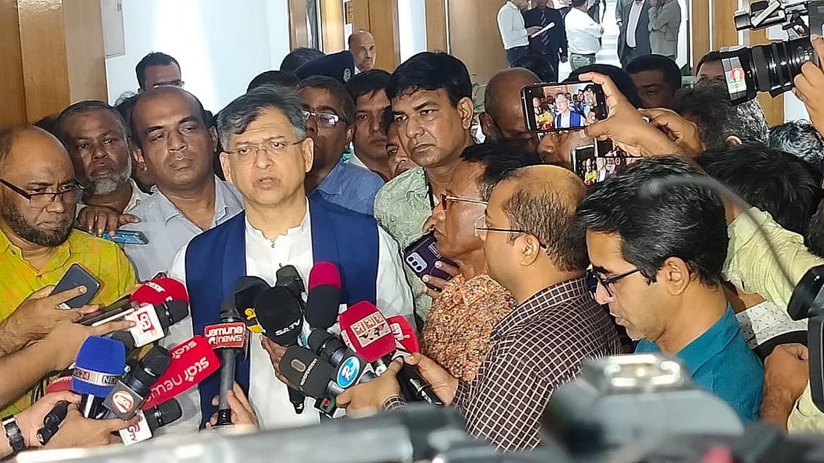 বিএনপির স্থায়ী কমিটির সদস্য সালাহউদ্দিন আহমদ সাংবাদিকদের প্রশ্নের জবাব দিচ্ছেন। আজ মঙ্গলবার বিকেলে সচিবালয়ে