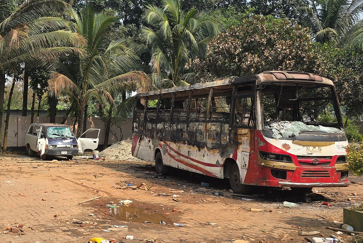 সাভারের বেসরকারি সিটি ইউনিভার্সিটিতে হামলার সময় বাস আগুনে পুড়িয়ে দেওয়া হয়। আজ মঙ্গলবার সকালে