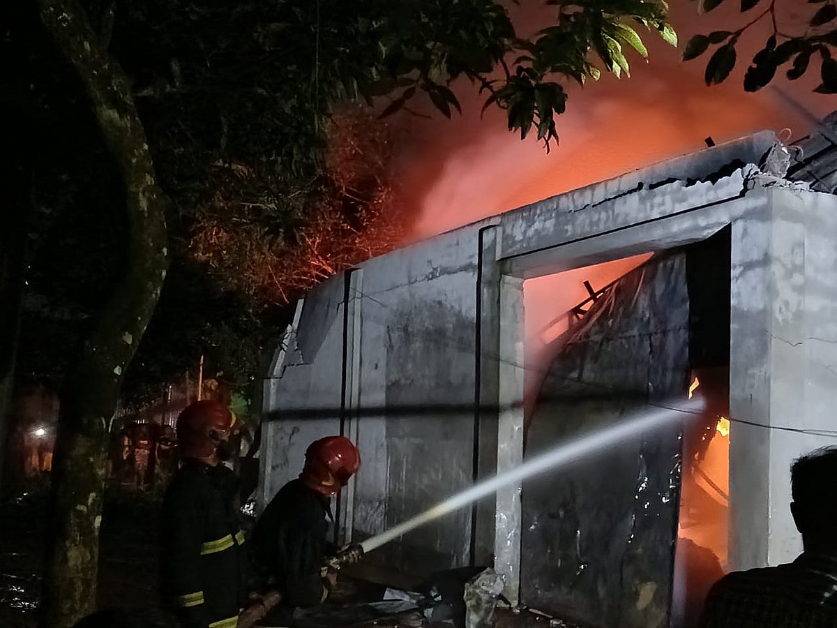 গাজীপুরে ভোর চারটার দিকে কামাল এন্টারপ্রাইজ নামের গুদামে আগুন লাগে। আজ মঙ্গলবার