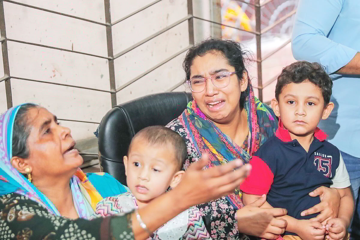 মেট্রোরেলের বিয়ারিং প্যাড খুলে পড়লে নিহত হন আবুল কালাম। হাসপাতালে স্বজনদের আহাজারি