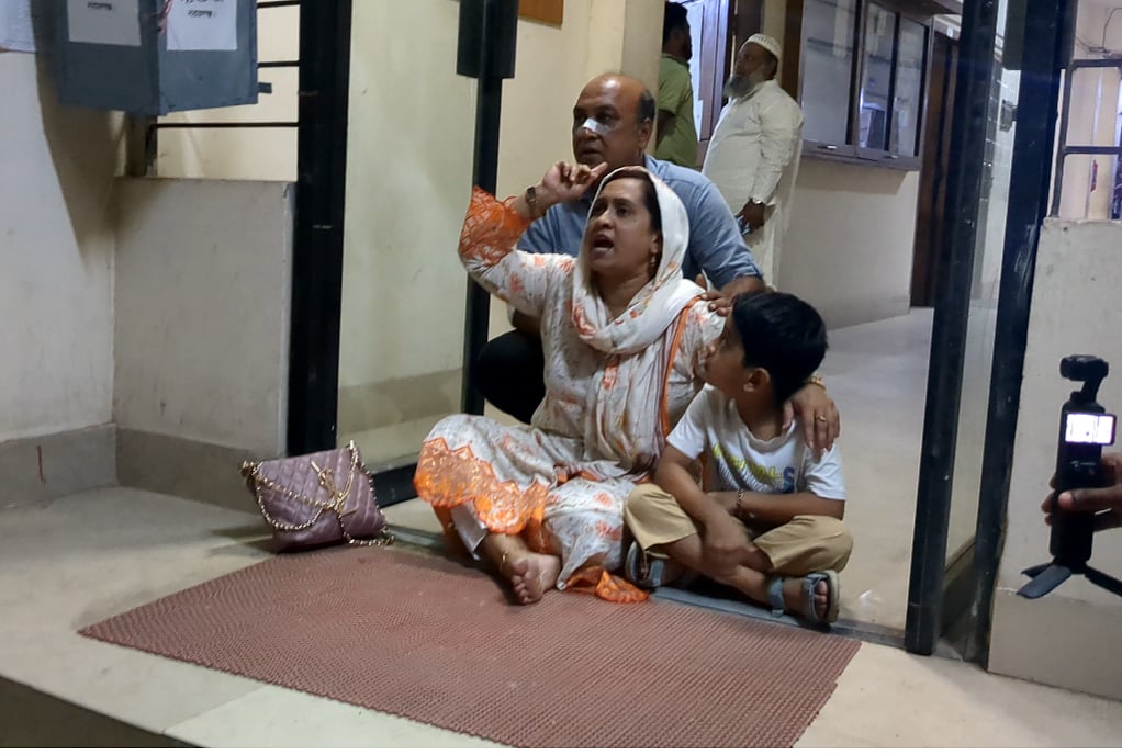 নারায়ণগঞ্জে আদালত প্রাঙ্গণে হামলার ঘটনায় মামলা না নেওয়ায় থানার ফটকে অবস্থান নেয় অভিযোগকারী পরিবারটি। গত সোমবার রাতে ফতুল্লা মডেল থানায়