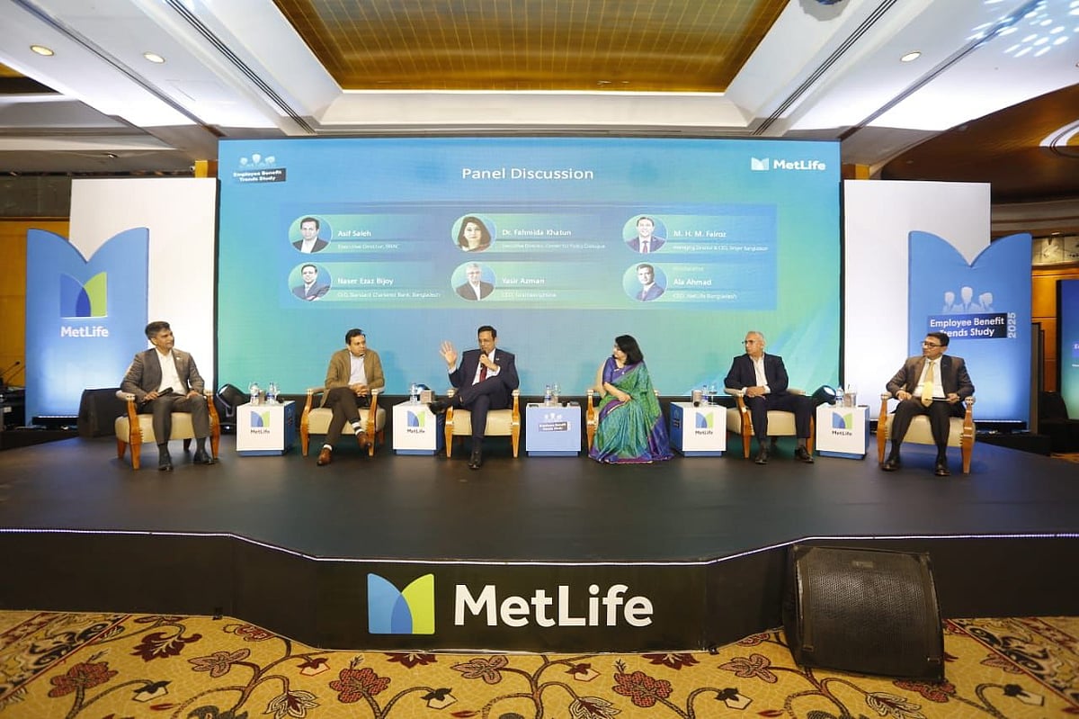 মেটলাইফ বাংলাদেশের করা বেসরকারি খাতের কর্মীর সুযোগ–সুবিধা বা বেনিফিট–সংক্রান্ত জরিপের ফলাফল প্রকাশ উপলক্ষে আয়োজিত অনুষ্ঠানে উপস্থিত অতিথিরা। গতকাল রাজধানীর ওয়েস্টিন হোটেলে