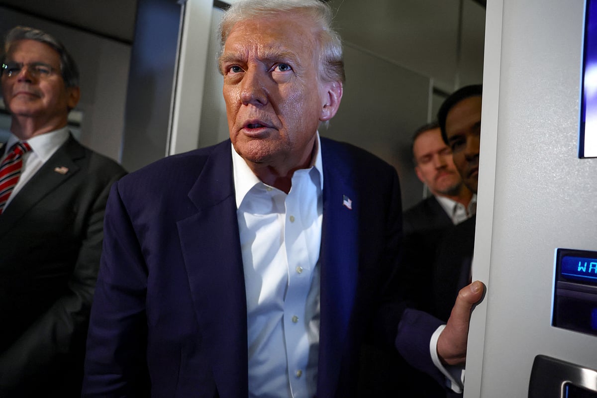 জাপানের রাজধানী টোকিওতে যাওয়ার পথে উড়োজাহাজে সাংবাদিকদের সঙ্গে কথা বলছেন মার্কিন প্রেসিডেন্ট ডোনাল্ড ট্রাম্প। ২৭ অক্টোবর ২০২৫, এয়ার ফোর্স ওয়ান