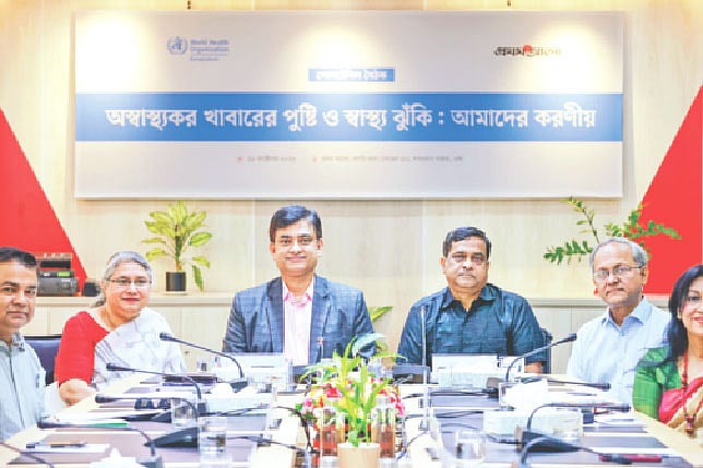 ‘অস্বাস্থ্যকর খাবারের পুষ্টি ও স্বাস্থ্যঝুঁকি: আমাদের করণীয়’ শীর্ষক গোলটেবিল বৈঠকে (বাঁ থেকে) নাজমা শাহীন, মোহাম্মদ শোয়েব, মো. মাহবুবুর রহমান ও মোস্তফা ফারুক আল বান্না। গতকাল রাজধানীর কারওয়ান বাজারে প্রথম আলো কার্যালয়ে