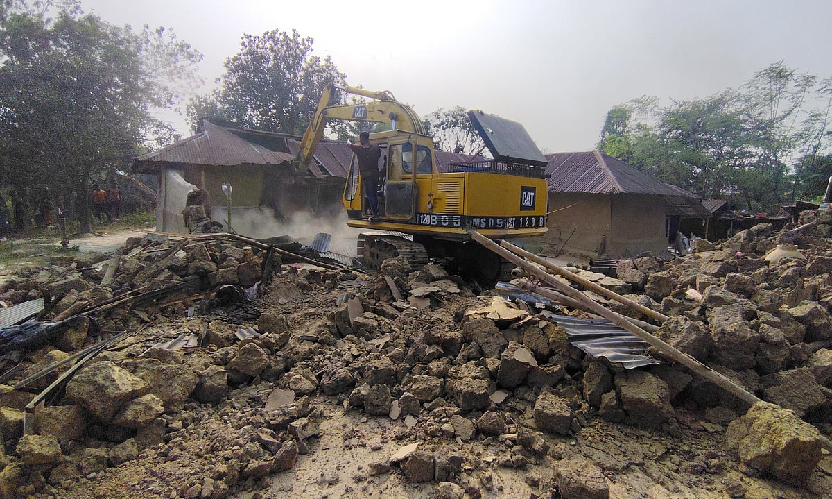 ভেঙে ফেলা হচ্ছে রুমালি হাসদার বাড়ি। গত সোমবার রাজশাহীর গোদাগাড়ী উপজেলার  বাবুডাইং এলাকায়