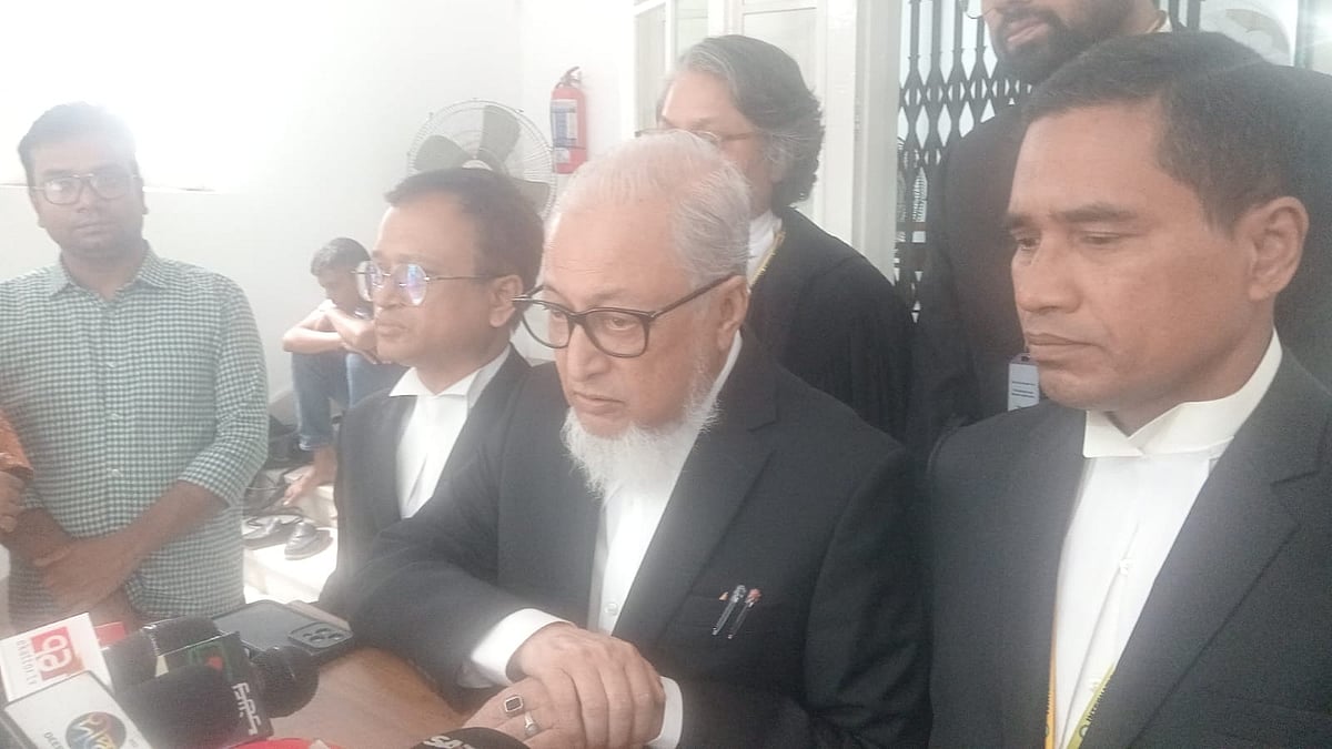 ট্রাইব্যুনাল থেকে বেরিয়ে সাংবাদিকদের ব্রিফ করেন আইনজীবী মনসুরুল হক চৌধুরী