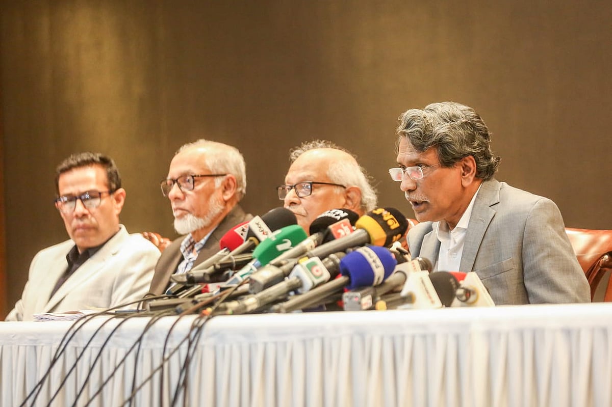 জুলাই জাতীয় সনদ বাস্তবায়নের উপায়-সম্পর্কিত সুপারিশ আজ মঙ্গলবার প্রধান উপদেষ্টা অধ্যাপক মুহাম্মদ ইউনূসের হাতে তুলে দেয়ার পর ঢাকায় ফরেন সার্ভিস একাডেমিতে সংবাদ সম্মেলনে জাতীয় ঐকমত্য কমিশনের সহসভাপতি অধ্যাপক আলী রীয়াজ